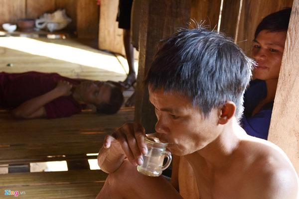 Đói nghèo triền miên vì tệ nghiện rượu ở vùng cao Quảng Ngãi