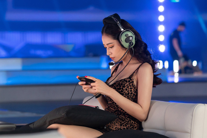 Chi Pu mặc siêu ngắn, khoe thân hình đồng hồ cát khi đi diễn ở trời Tây