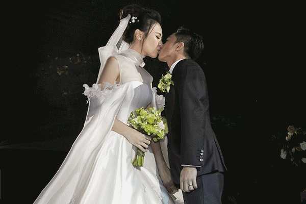 Cường Đô La khóc, hôn Đàm Thu Trang trong lễ cưới