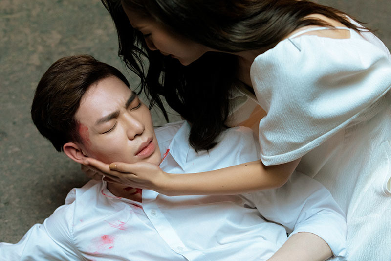 Erik bị phụ tình nhưng vẫn yêu bất chấp cả mạng sống