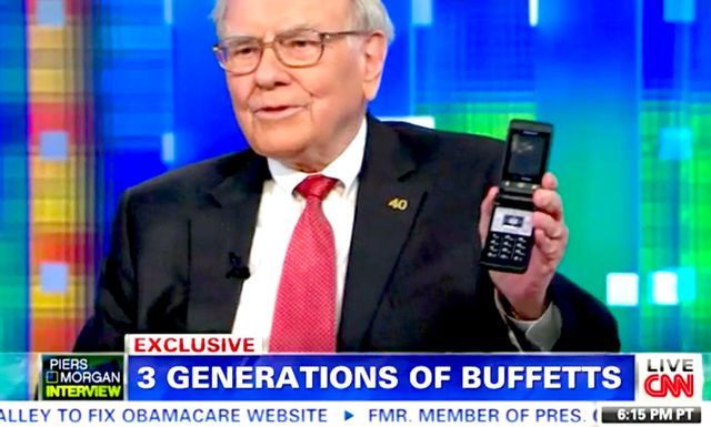 Thuộc nhóm giàu nhất thế giới, Warren Buffett chỉ dùng điện thoại cổ giá 20 USD
