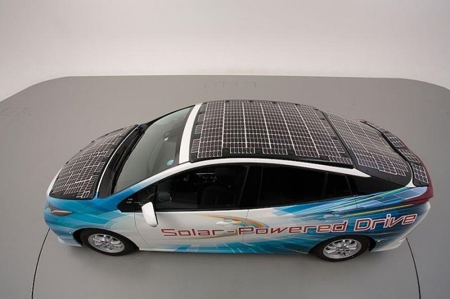 Ô tô Toyota phủ kín pin mặt trời