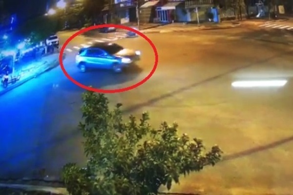 Tài xế lái Mercedes 'làm xiếc' tông vào quán nhậu rồi bỏ chạy ở Đà Nẵng