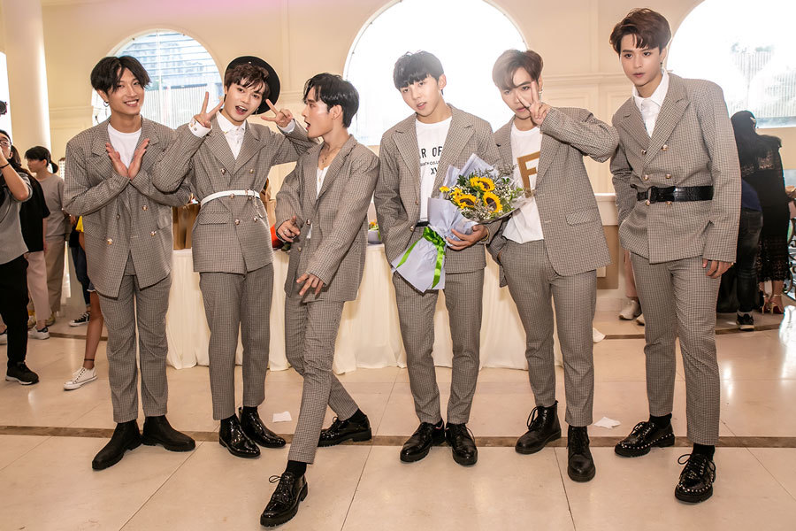 Nhóm nhạc CZB 'chào sân' showbiz Việt