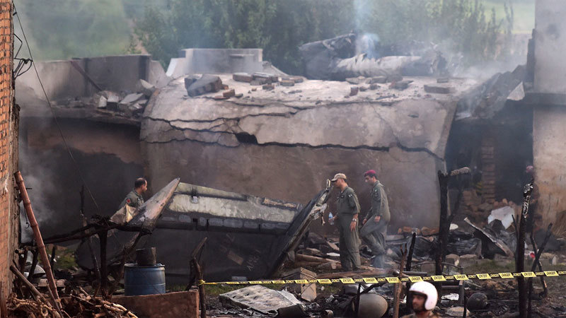 Máy bay quân sự Pakistan rơi vào khu dân cư, 17 người chết