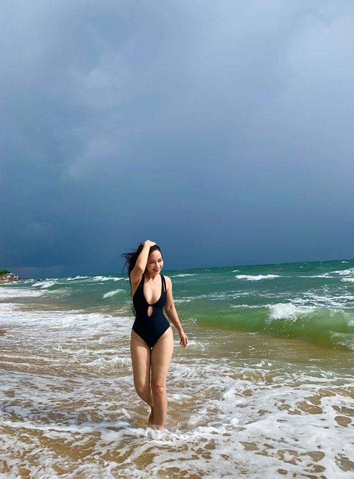 Sau 18 năm, Thảo 'Phía trước là bầu trời' lột xác, diện bikini gợi cảm