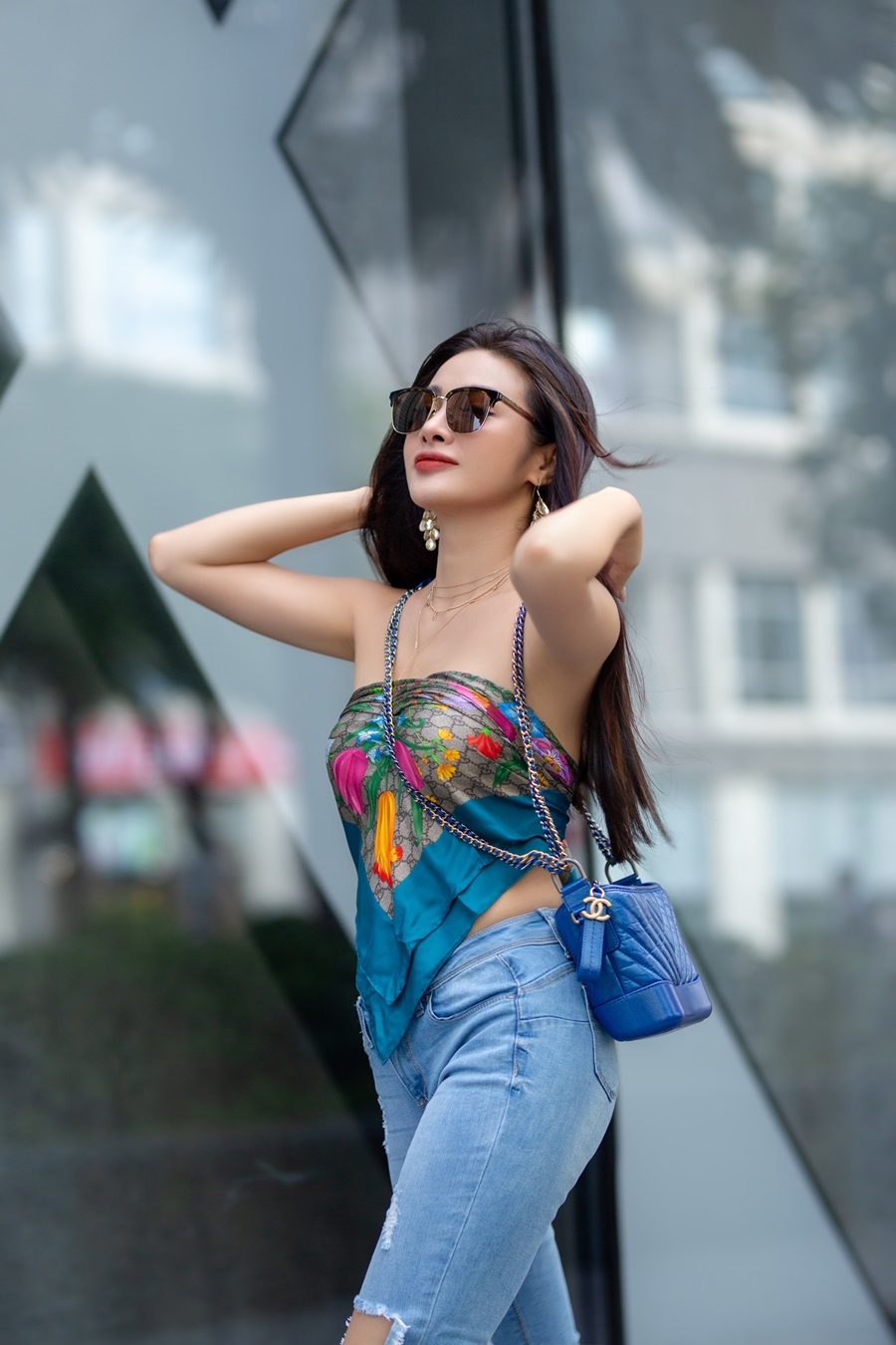 Yaya Trương Nhi dùng khăn thay áo sexy dạo phố