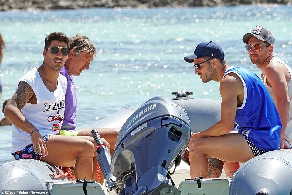 Messi cùng vợ nóng bỏng đi nghỉ mát với nhà Suarez, Fabregas