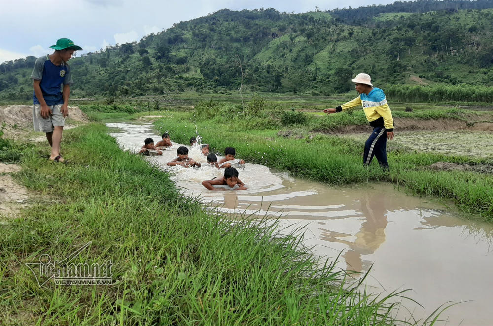 3 thanh niên ngăn suối, làm điều cảm động dưới chân núi lửa