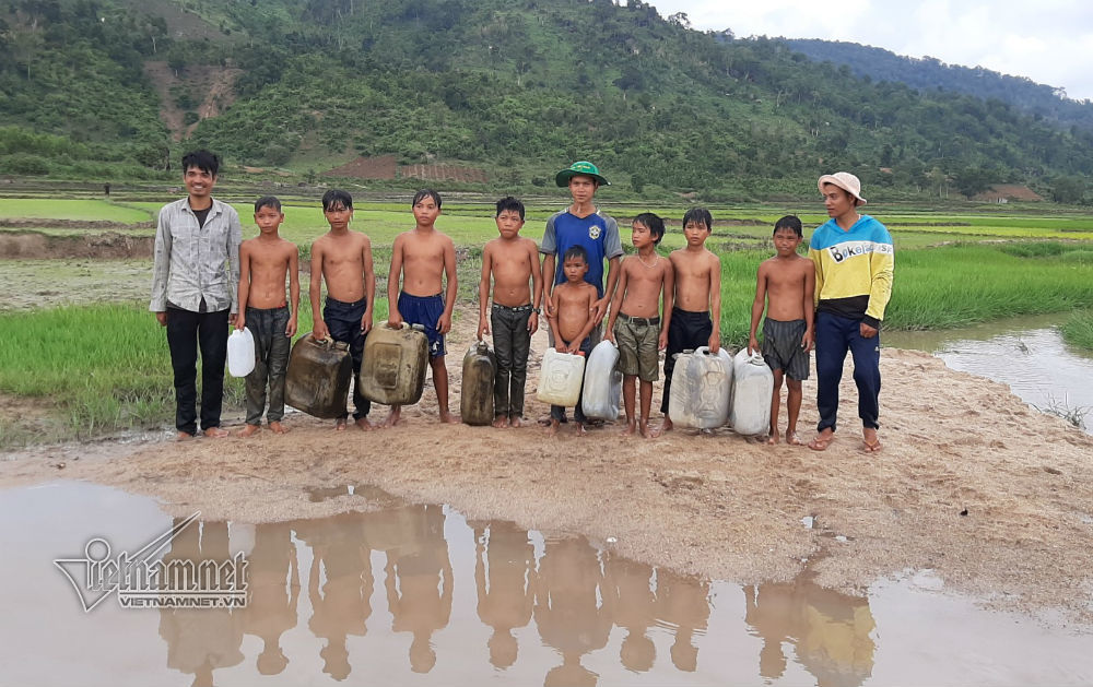 3 thanh niên ngăn suối, làm điều cảm động dưới chân núi lửa