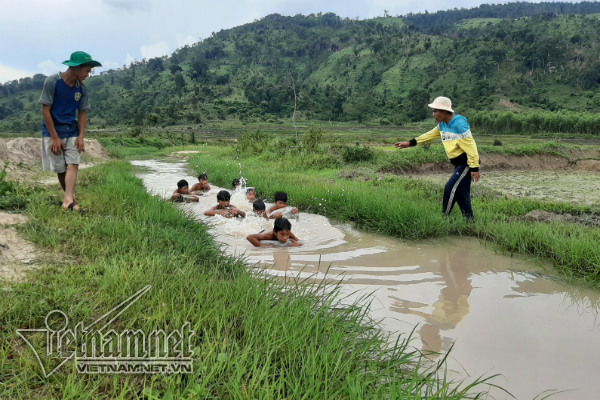 3 thanh niên ngăn suối, làm điều cảm động dưới chân núi lửa