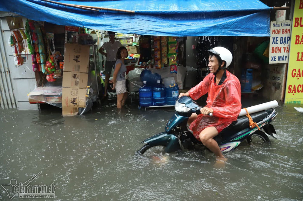 Hà Nội mưa cực to, xe máy chìm nghỉm trong biển nước