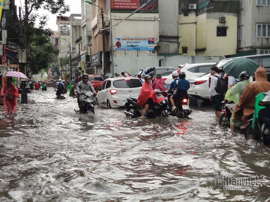 Hà Nội mưa cực to, xe máy chìm nghỉm trong biển nước