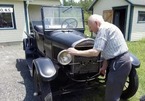 Cụ ông 87 tuổi cầm lái bán tải Ford suốt 70 năm