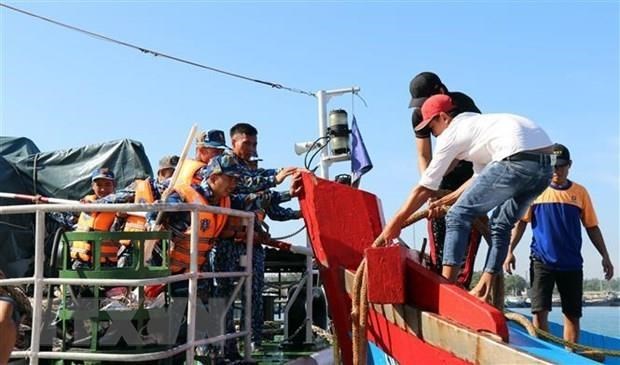 Binh Dinh: six fishermen aboard sunken boat rescued