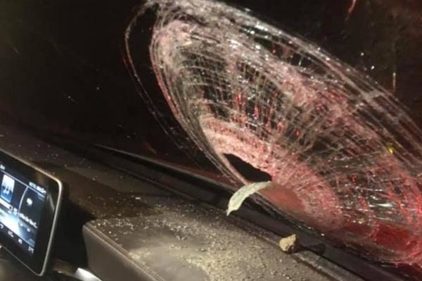 Mercedes trúng đá tảng trên cao tốc Hà Nội - Thái Nguyên, nữ tài xế bị thương