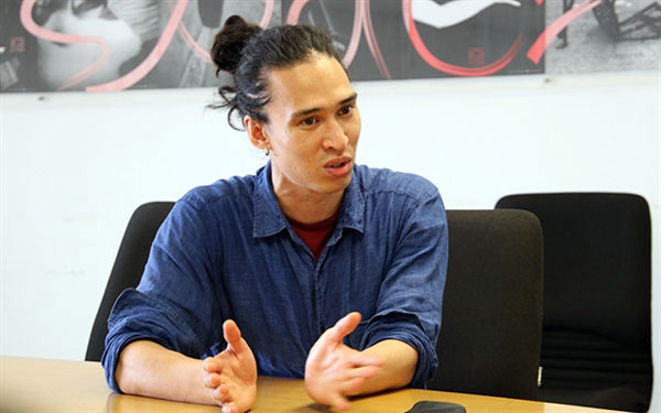 Artist mixes contemporary dance with roller-skating