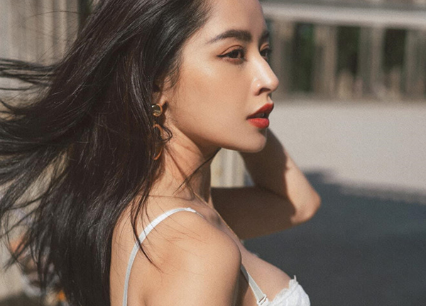 Chi Pu ngày càng táo bạo, nghiện khoe vòng một gợi cảm