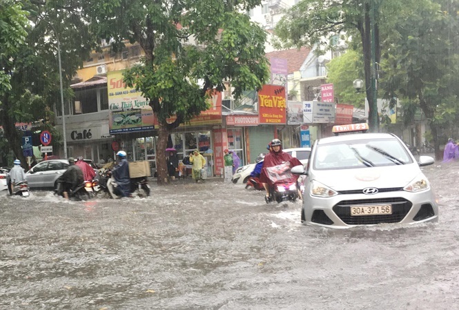 Hanoi authorities urged to finish anti-flooding projects