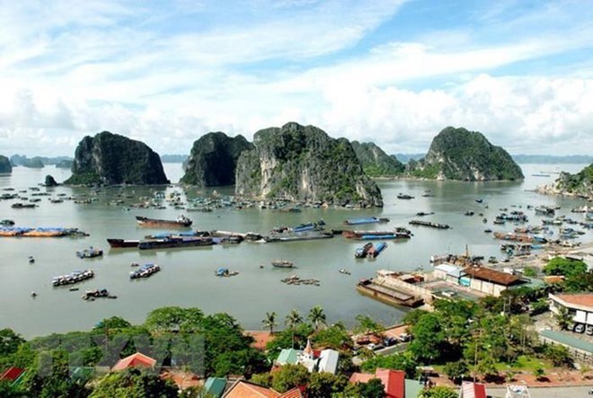 Quang Ninh vows to close many coal mines for Ha Long Bay protection