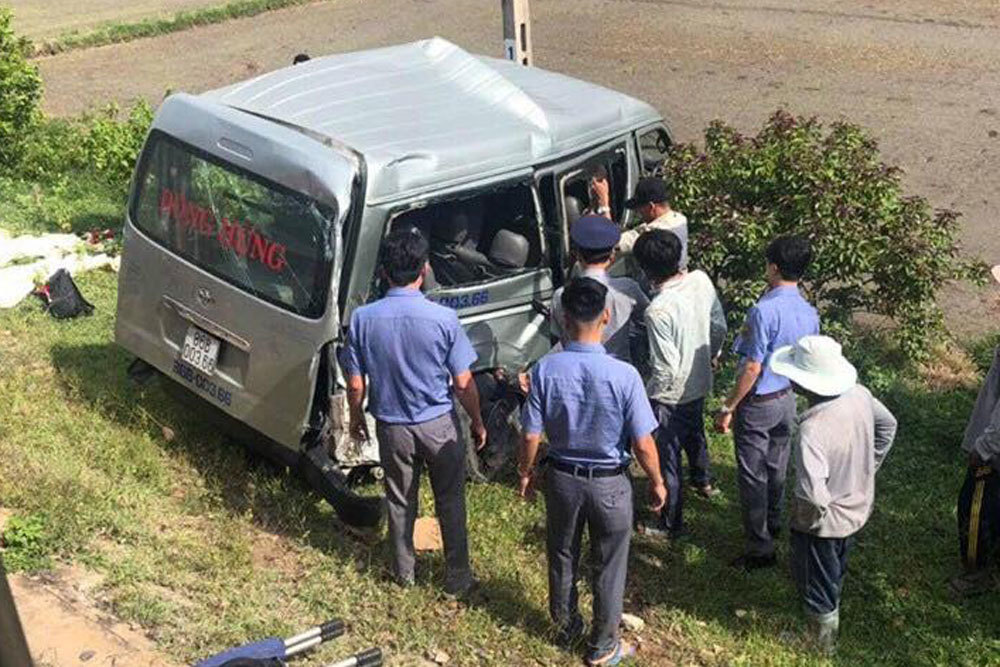 Tàu đâm ô tô ở Bình Thuận, 2 chị em ruột chết khi vào Sài Gòn thăm bà