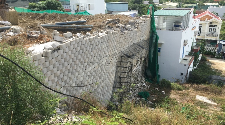 Cận cảnh quá trình dỡ bức tường ‘khổng lồ’ trên đầu nhà dân