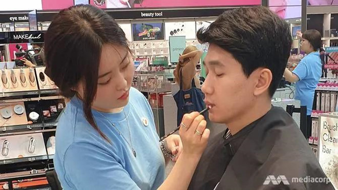 Nam giới Hàn Quốc trang điểm khi đi làm, ngày càng 'nữ tính'