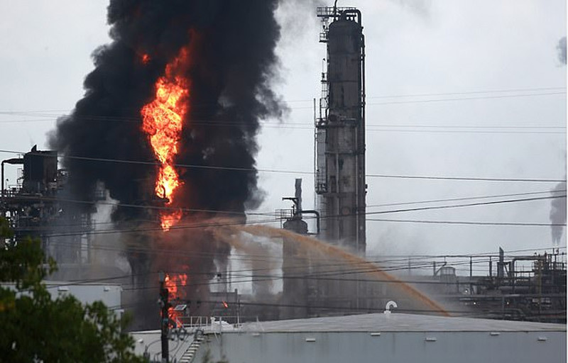 Lửa cháy ngùn ngụt tại nhà máy lọc dầu ở Mỹ
