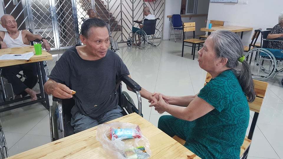 Xúc động tình yêu của cặp đôi nguyện nắm tay nhau trọn hết đoạn đường đời