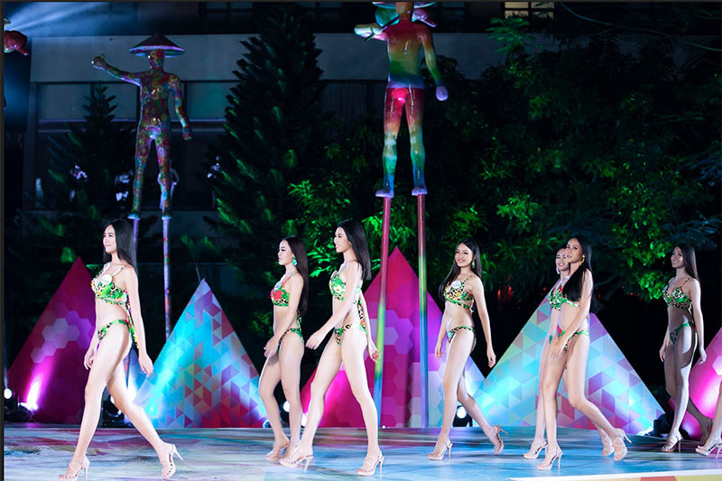 Tiểu Vy để mặt mộc cổ vũ dàn người đẹp Miss World VN thi bikini