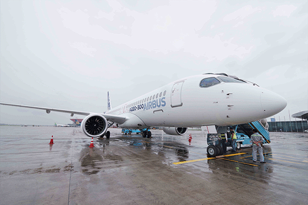 Máy bay thế hệ mới Airbus 220 trình diễn tại Việt Nam