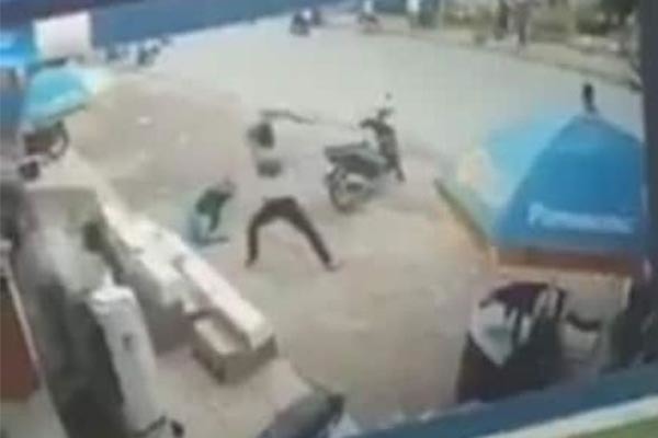 Bảo vệ siêu thị điện máy bị chém nguy kịch ở Hà Nội