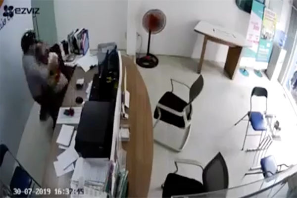 Truy bắt kẻ kề dao uy hiếp nữ nhân viên cửa hàng sim thẻ để cướp