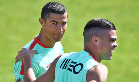 Ronaldo cao hứng bán lỗ biệt thự cho Pepe