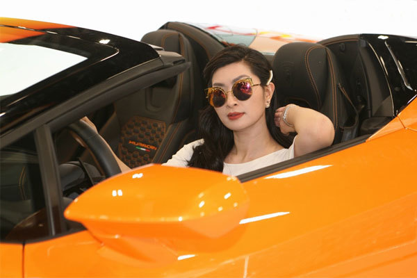 Nguyễn Hồng Nhung đi xe 16 tỷ, khoe vừa nhận cát xê 2 tỷ đồng