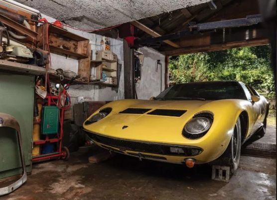 Siêu xe Lamborghini cổ phủ bụi nhiều năm rao giá gần 30 tỷ