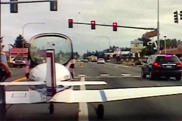 Video máy bay hạ cánh khẩn giữa đường tấp nập xe cộ