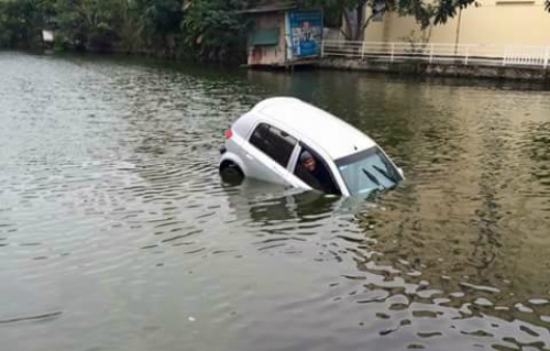 Bốn cách thoát khỏi ô tô bị chìm trong nước ít người biết