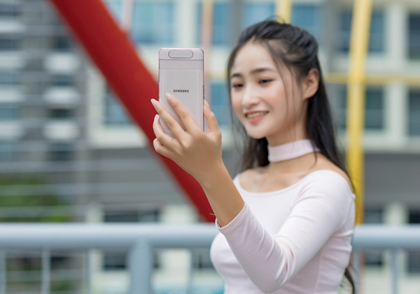 Qua thời Selfie, quay video xóa phông, góc rộng ‘chiếm sóng’ mạng xã hội