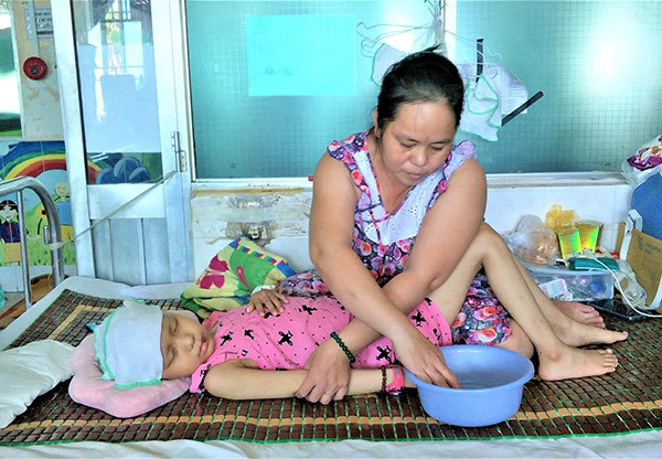 Mẹ chết điếng nghe con gái hỏi: Bệnh con có chết không mẹ?