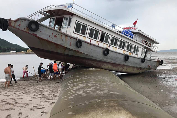Lo chạy tránh bão số 3, tàu khách Quảng Ninh chồm lên đê rồi mắc kẹt