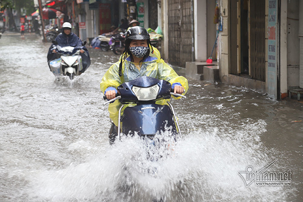 Bão số 3 suy yếu, Hà Nội vẫn mưa to