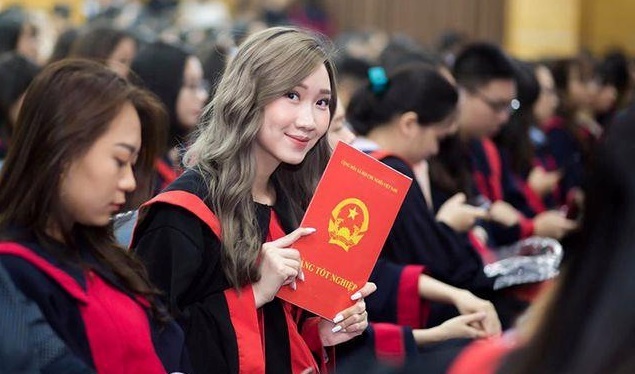 Hot girl Lào gốc Việt khoe ảnh tốt nghiệp Học viện Ngoại giao