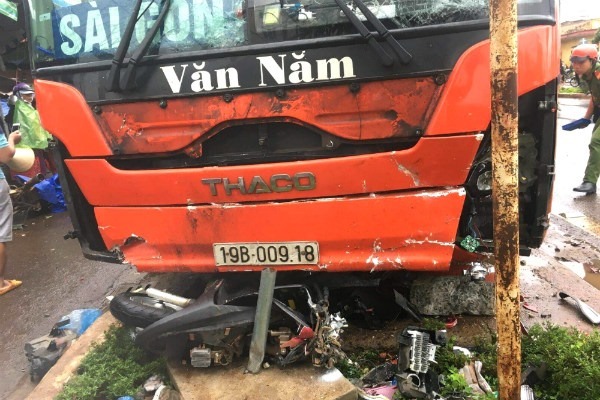 Xe khách lao vào chợ ven đường ở Gia Lai, ít nhất 3 người chết