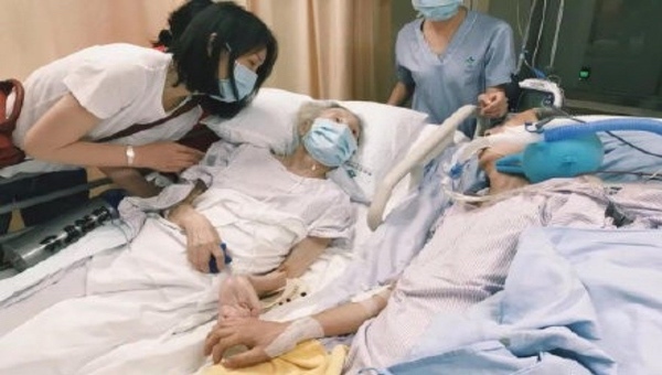 Xúc động giây phút nắm tay và câu nói cuối cùng của 2 vợ chồng già trước khi mất