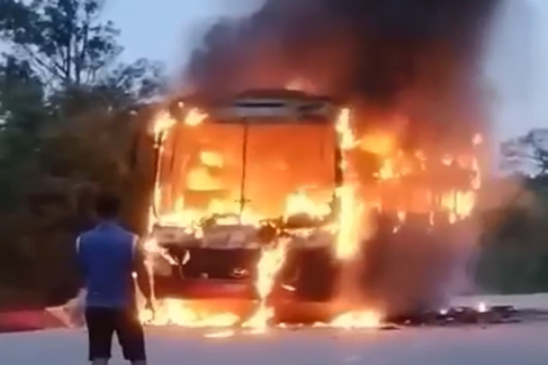 Xe giường nằm chở 30 khách cháy đùng đùng trên quốc lộ ở Bình Thuận