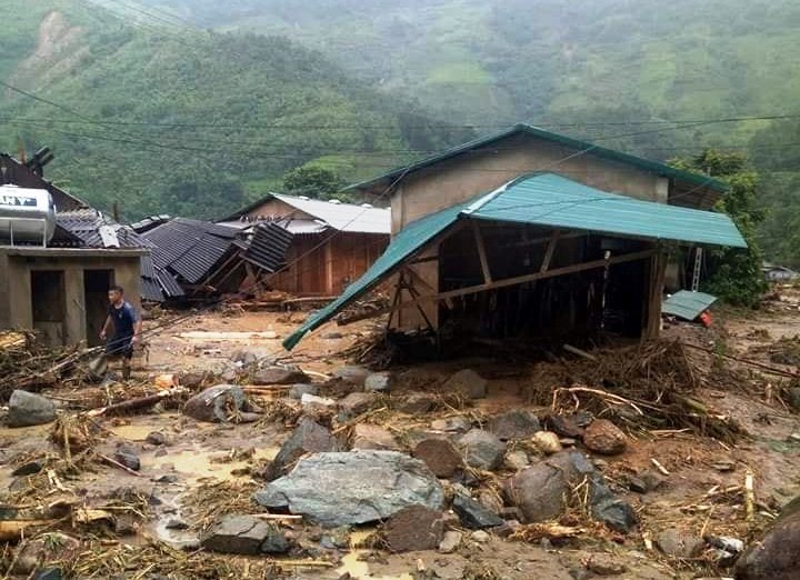 Giúp dân chạy lũ, trưởng công an xã ở Thanh Hóa bị đất vùi chết