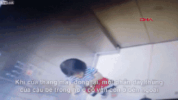 Phản ứng nhanh trí của chị gái khi thấy em bị treo cổ trong thang máy