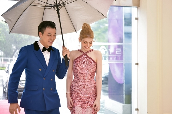 Tuấn Tú che ô cho An Tây vượt mưa bão dự sự kiện