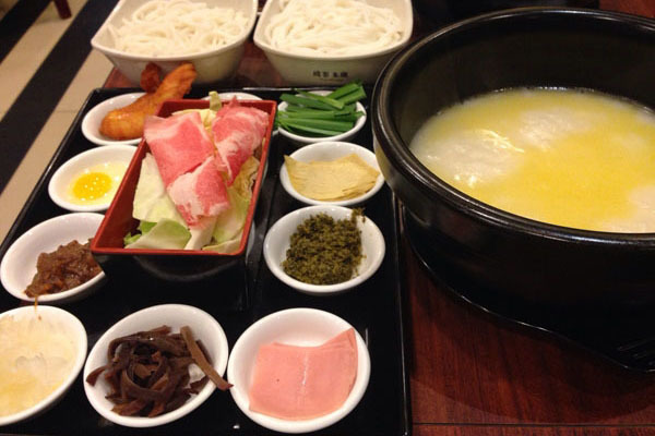 Truyền thuyết đằng sau món 'mỳ qua cầu' nổi tiếng của Vân Nam